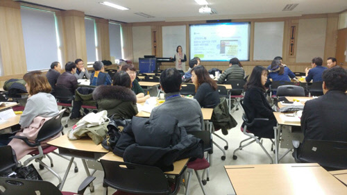 한국교원대에서 팀플을 활용한 교실 수업개선 우수사례를 발표하고 있는 서울 관악고 백금자 수석교사